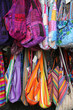 Taschen auf einem Flohmarkt