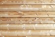 Mur de chalet en madriers de bois blanc