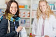 lächelnde kundin in der apotheke