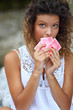 ragazza gioca a carte ragazza gioca a carte