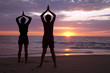 Yoga à deux sur la plage Yoga à deux sur la plage