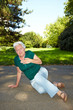 Herzkranke Seniorin im Park