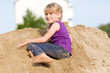 Mädchen auf einem Sandberg