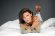 Photo: belle femme sur couette belle femme sur couette