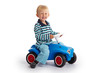 Kleinkind fährt mit dem Bobby Car