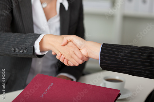Foto: handschlag nach dem bewerbungsgespräch handschlag nach dem bewerbungsgespräch