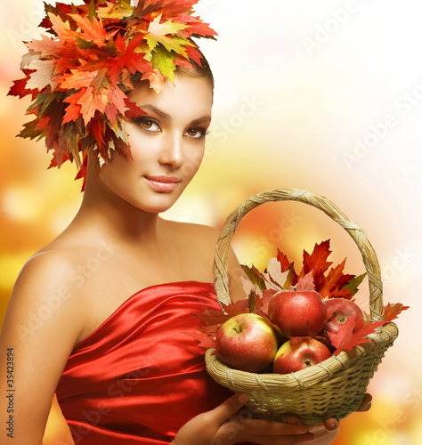 Foto: Autumn Girl with Apples Autumn Girl with Apples