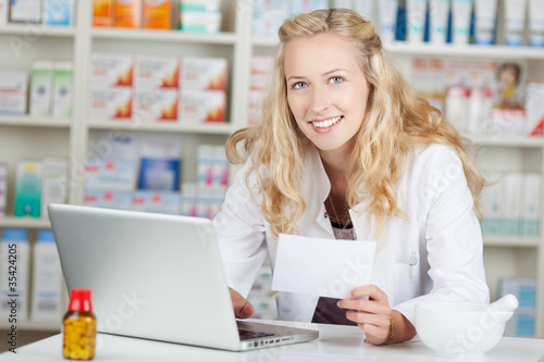 Foto: apothekerin mit rezept und notebook apothekerin mit rezept und notebook