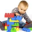 enfant jouant avec un jeu de construction