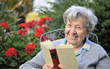 Seniorin im Garten 14 Seniorin im Garten 14