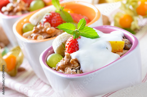 Photo: Biomüsli mit Naturjoghurt und frischen Früchten Biomüsli mit Naturjoghurt und frischen Früchten