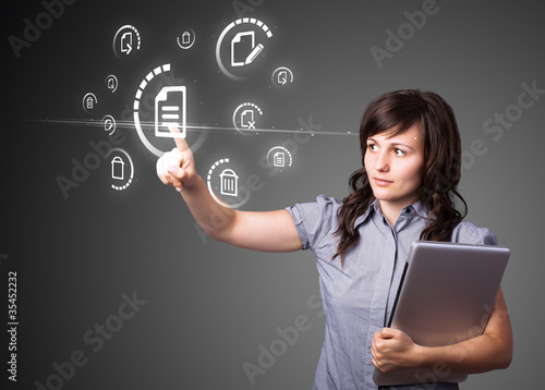Foto: Businesswoman pressing virtual messaging type of icons Businesswoman pressing virtual messaging type of icons