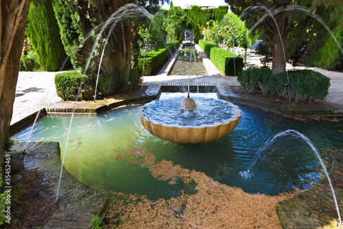 Foto: Alhambra de Granada. Lower gardens of the Generalife Alhambra de Granada. Lower gardens of the Generalife