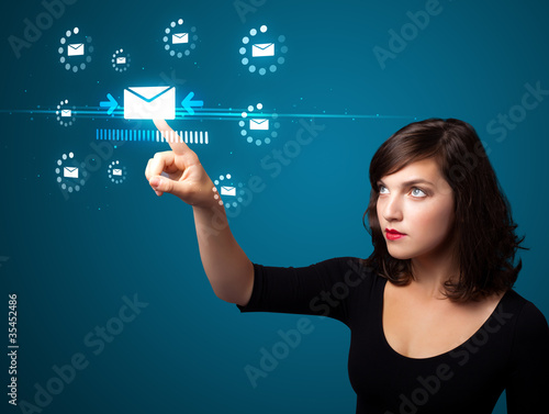 Foto: Businesswoman pressing virtual messaging type of icons Businesswoman pressing virtual messaging type of icons