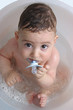 bañando al bebé