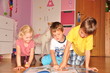 Kinder lesen im Buch