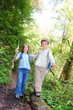 Kinder im Wald