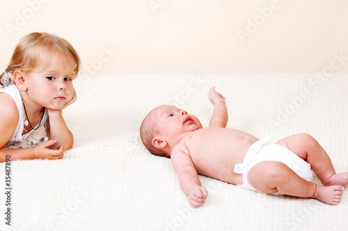 Foto: Toddler girl and newborn baby Toddler girl and newborn baby