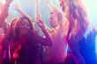 Leute bei Party in Disco oder Club