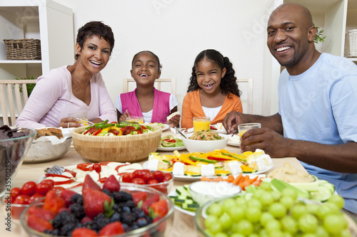 Photo : African American Parents Children Family Eating At Dining Table African American Parents Children Family Eating At Dining Table