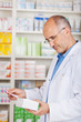 apotheker mit rezept und medikament