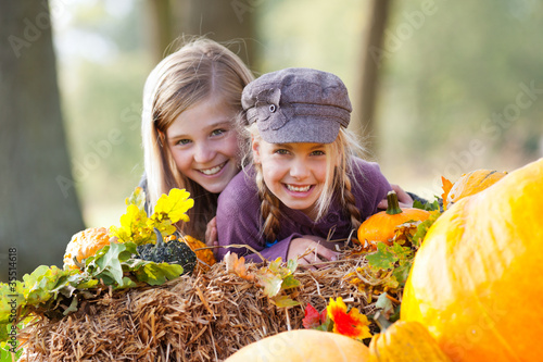 Foto: girls having fun outdoor in autumn girls having fun outdoor in autumn