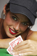 chica guapa jugando a poker texas con gorra negra