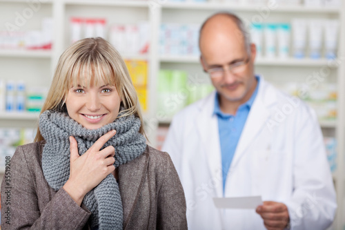 Photo: lächelnde kundin mit schal in der apotheke lächelnde kundin mit schal in der apotheke