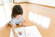 Photo: 絵を描いて遊ぶ女の子 絵を描いて遊ぶ女の子