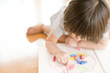 Photo: お絵描きする女の子のアップ お絵描きする女の子のアップ
