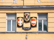 Wappen und Fahne von Wien und Österreich an Fassade in Wien Wappen und Fahne von Wien und Österreich an Fassade in Wien