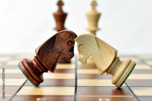 Foto: battle of chess jumpers battle of chess jumpers