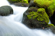 Nahaufnahme von Wasser zwischen Steinen