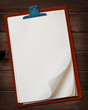 Foto: Notepaper on wooden table. Notepaper on wooden table.