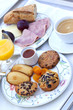 Petit déjeuner, jus d'orange, café, service, gâteaux
