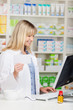 lächelnde apothekerin am computer