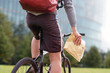 Fahrradkurier überbringt eilige Sendung