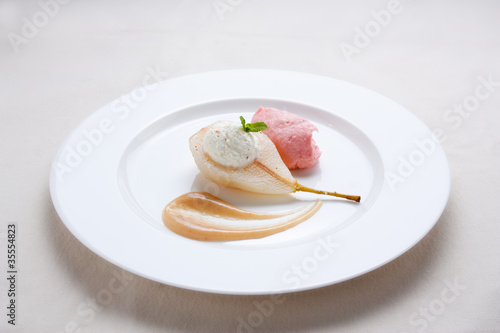 Photo: Braised pear with raspberry ice cream Braised pear with raspberry ice cream