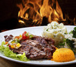 Carne de vaca com salada e arroz Carne de vaca com salada e arroz