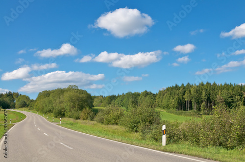Foto: Landstraße, Sommerlandschaft, Fahrt ins Blaue Landstraße, Sommerlandschaft, Fahrt ins Blaue