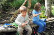 Kinder im Wald