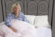 Seniorin im Bett