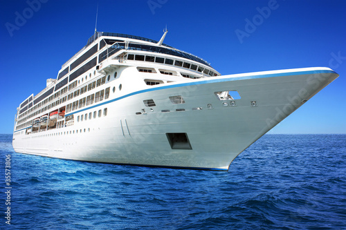 Foto: Huge luxury cruise ship Huge luxury cruise ship