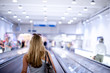 Blonde Frau am Flughafen Gate Laufband