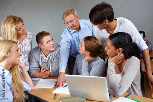 Photo: Dozent hilft Studierenden Dozent hilft Studierenden