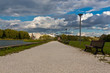 banc sous les nuages