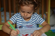 bambina che colora