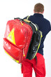 Mann mit Rettungsrucksack First Responder