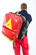 Mann mit Rettungsrucksack First Responder