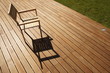 chaise en inox et bois sur terrasse ipé